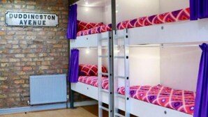 A bunk bed room with a brick wall and a sign reading "DUDDINGTON AVENUE". - The Liverpool Pod - Hostel (Liverpool)