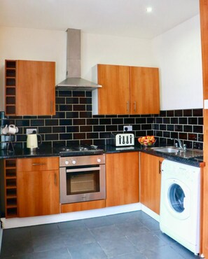 Fridge, microwave, oven, stovetop - The Liverpool Pod - Hostel (Liverpool)