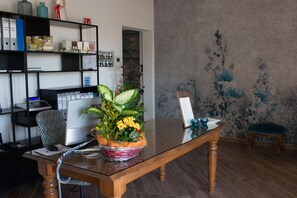 ฝ่ายต้อนรับ