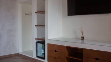 Quadruple Room, Accessible | Desk, blackout drapes, soundproofing, rollaway beds