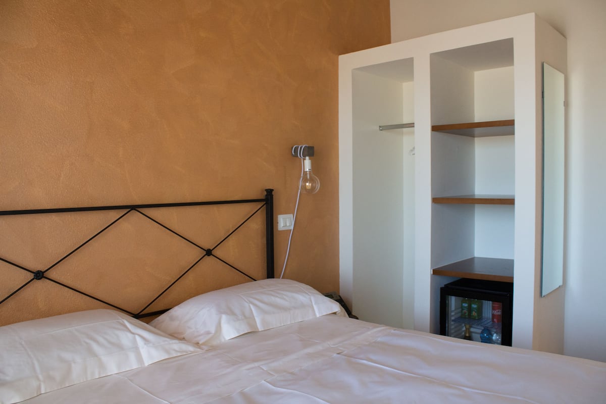 1 habitación, escritorio, cortinas blackout y sistema de insonorización