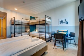 Schreibtisch, schallisolierte Zimmer, Bügeleisen/Bügelbrett