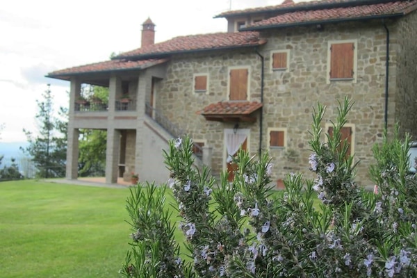 Vista frontal de la propiedad