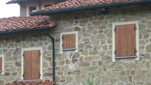 A stone building with multiple windows and a tiled roof. - Country Hill B&B (Arezzo)