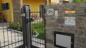 A stone wall with a mailbox and a door number sign. - B&B Mimosa e Lillà (Fumane)