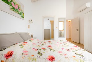 1 bedroom, premium bedding, desk, laptop workspace