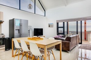 Apartment, 2 Schlafzimmer | Essbereich im Zimmer