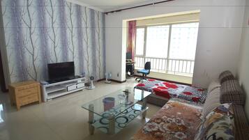 Suite, 2 Schlafzimmer | Wohnzimmer | Fernseher
