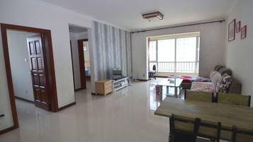 Suite, 2 Schlafzimmer | Wohnzimmer | Fernseher