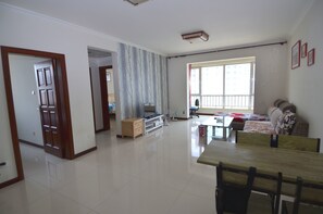 Suite, 2 Schlafzimmer | Wohnzimmer | Fernseher