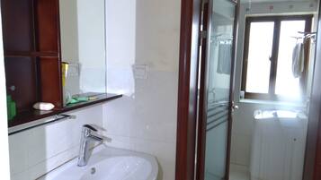 Suite, 2 Schlafzimmer | Badezimmer | Dusche, kostenlose Toilettenartikel, Haartrockner
