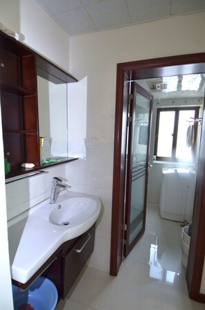 Suite, 2 Bedrooms | Bathroom | Shower, free toiletries, hair dryer