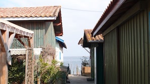 A narrow alleyway between buildings with a view of the sea. - Blue Lodge in Bordeaux (Bordeaux)