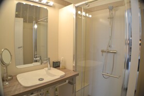 Bathroom shower - Blue Lodge in Bordeaux (Bordeaux)