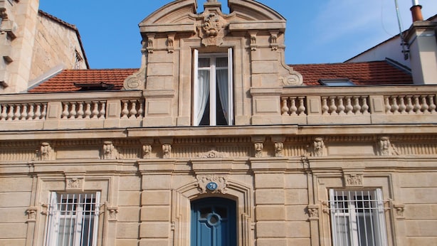 A building facade with a blue door, ornate architectural details, and a number '70' above the door. - Blue Lodge in Bordeaux (Bordeaux)