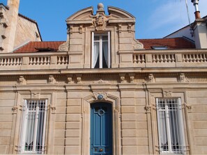 A building facade with a blue door, ornate architectural details, and a number '70' above the door. - Blue Lodge in Bordeaux (Bordeaux)