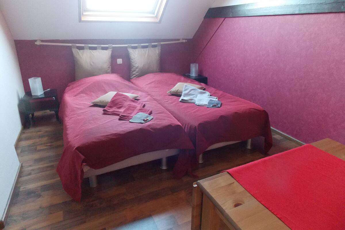 Quarto duplo | Escrivaninha, berços grátis, Wi-Fi de cortesia