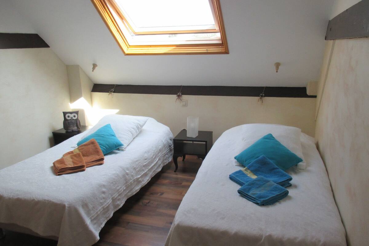 Quarto quádruplo | Escrivaninha, berços grátis, Wi-Fi de cortesia