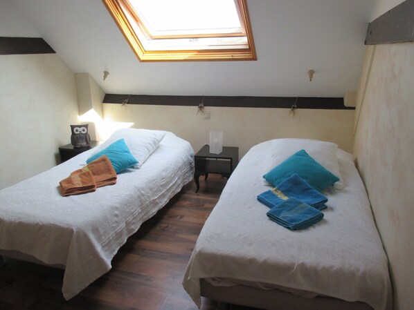 Quarto quádruplo | Escrivaninha, berços grátis, Wi-Fi de cortesia