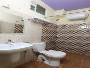 Douche, douche à « effet pluie », serviettes fournies