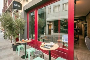 Outdoor dining - Selina Porto (Porto)