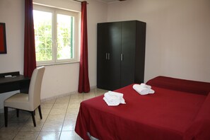 Minibar, in-room safe, desk, cots/infant beds - B&B Paradiso (Falerna)