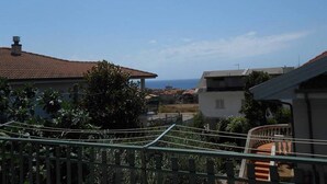 A residential area with houses, a clear sky, and a view of the sea. - B&B Paradiso (Falerna)