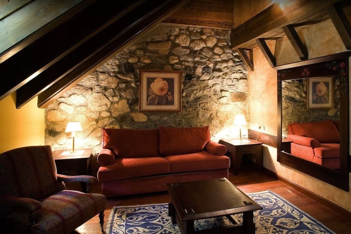 deep-soaking bathtub, free toiletries, hair dryer, towels