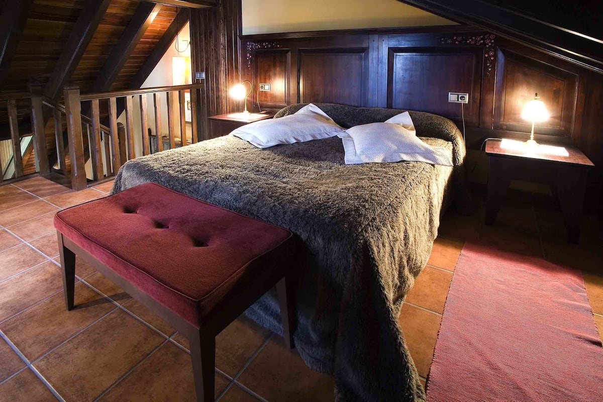 Superior Double Room | Desk, WiFi (free), bed sheets