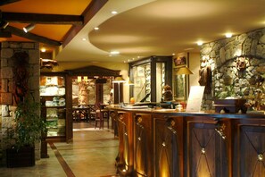 Bar (on property) - Hotel Hospital de Benasque (Benasque)