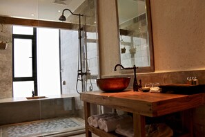 Habitación triple Confort | Escritorio, cortinas opacas, wifi gratis