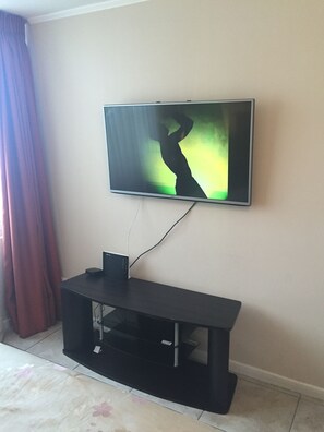 Apartment, 3 Bedrooms, 2 Bathrooms | Room amenity