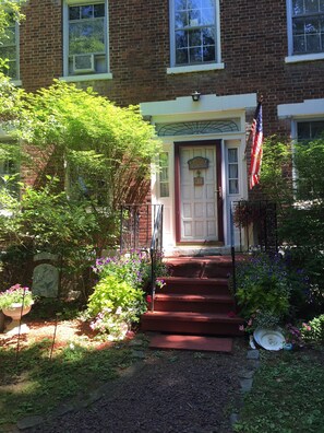 Property entrance - The Pratt Smith House B&B (Utica)