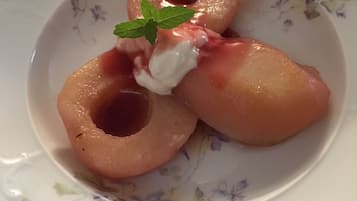 Un plato con tres donuts glaseados y una ramita de menta.