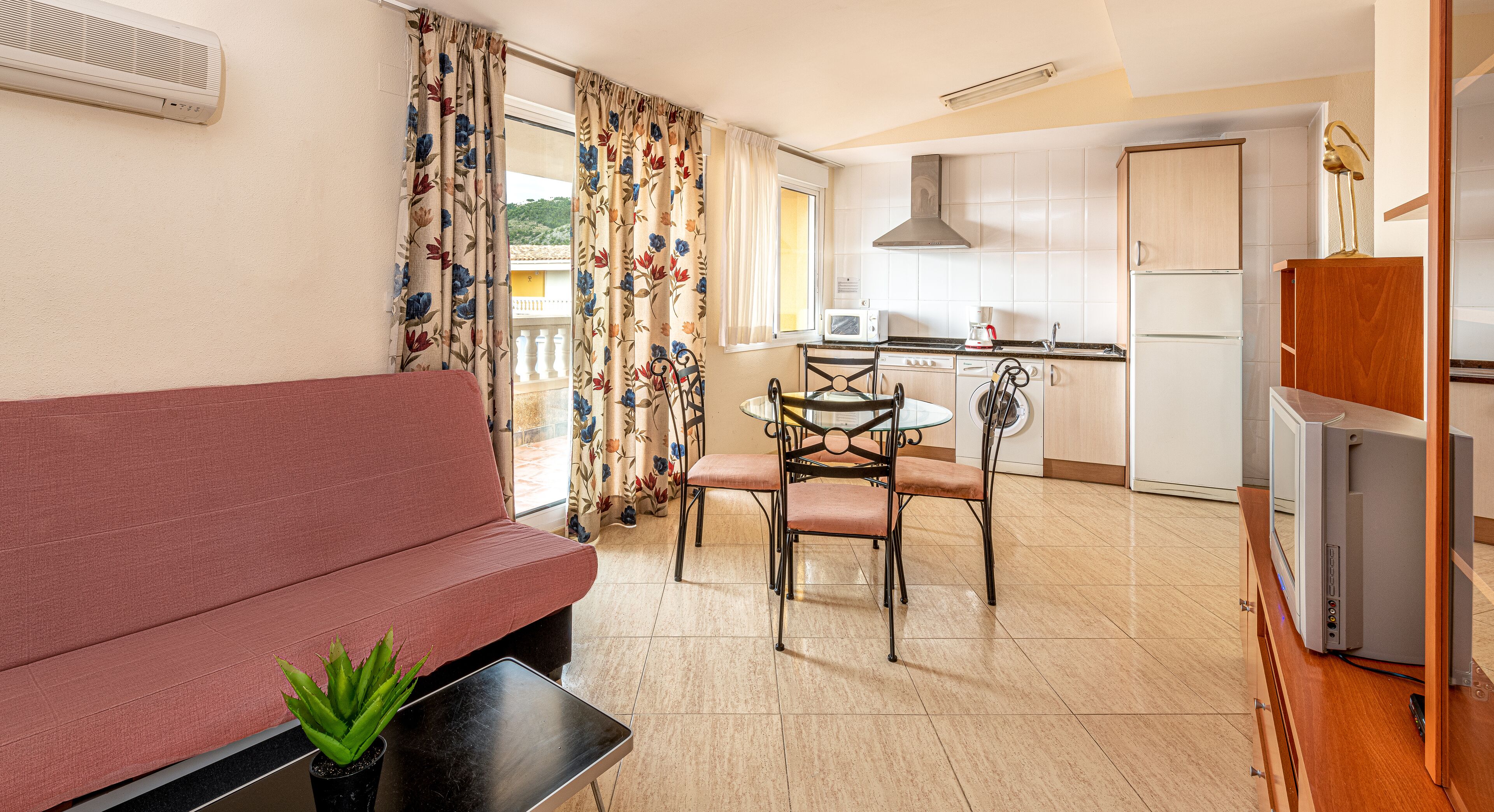 Apartamento estándar, 1 habitación | Zona de estar | Una televisión de pantalla plana