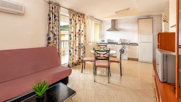 Apartamento estándar, 1 habitación | Zona de estar | Una televisión de pantalla plana