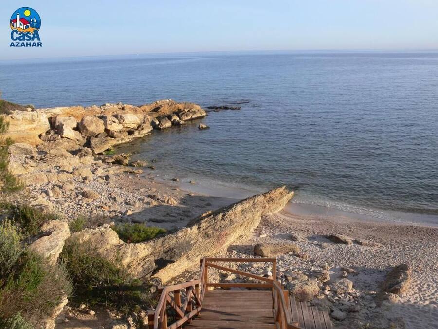 Una spiaggia nelle vicinanze, sabbia bianca