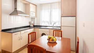 Standard Apartment, 3 Bedrooms | Private kitchen