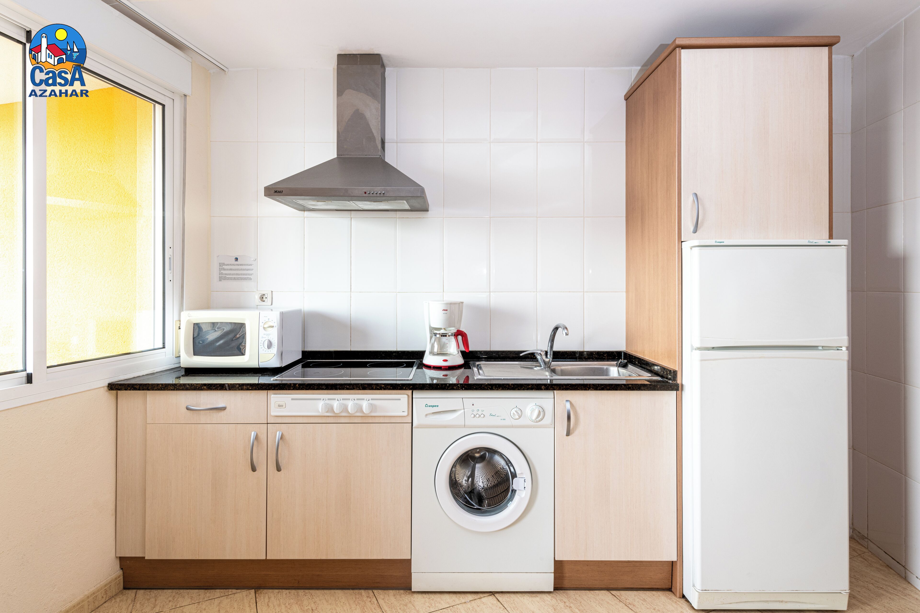 Standaard appartement, 1 slaapkamer | Privékeuken | Een koelkast met diepvriezer, een microgolfoven, een kookplaat