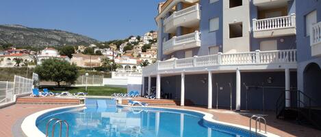 Una piscina al aire libre
