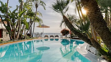 Ulkouima-allas, lämmitetty uima-allas, aurinkovarjoja, aurinkotuoleja