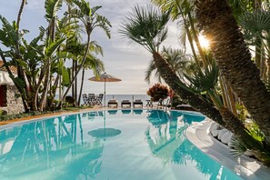 Utomhuspool, uppvärmd pool, parasoller och solstolar