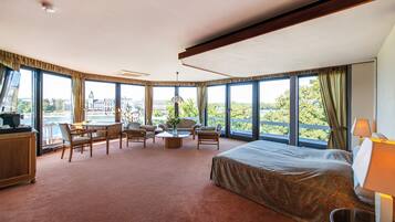 Panoramic-Studiosuite | Hochwertige Bettwaren, Zimmersafe, individuell eingerichtet