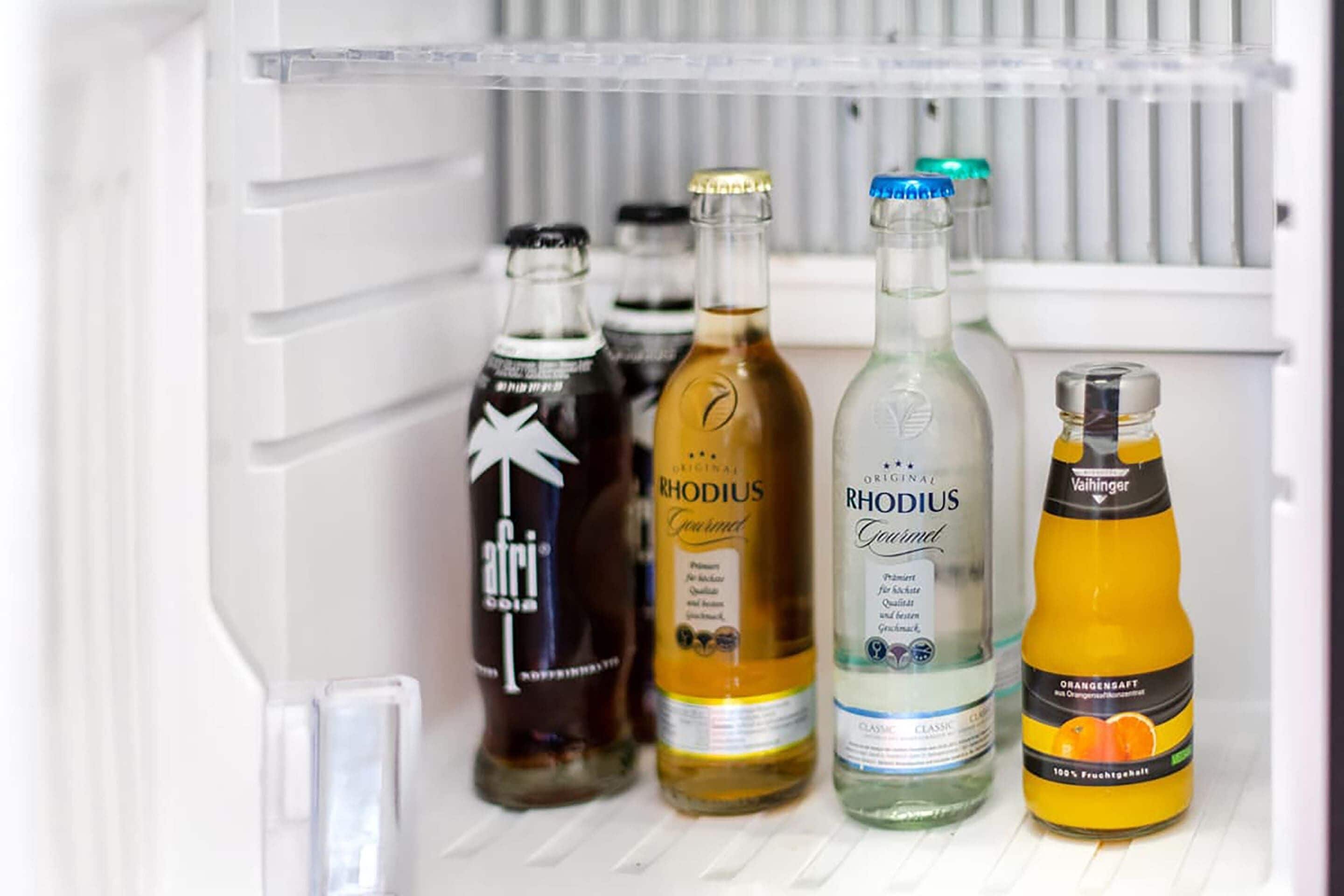 Ein Kühlschrank mit verschiedenen Getränkeflaschen.