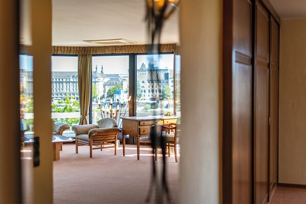 Panoramic Studio Suite | Living area | LED TV, Netflix, streaming services - Diehls Hotel (Koblenz)