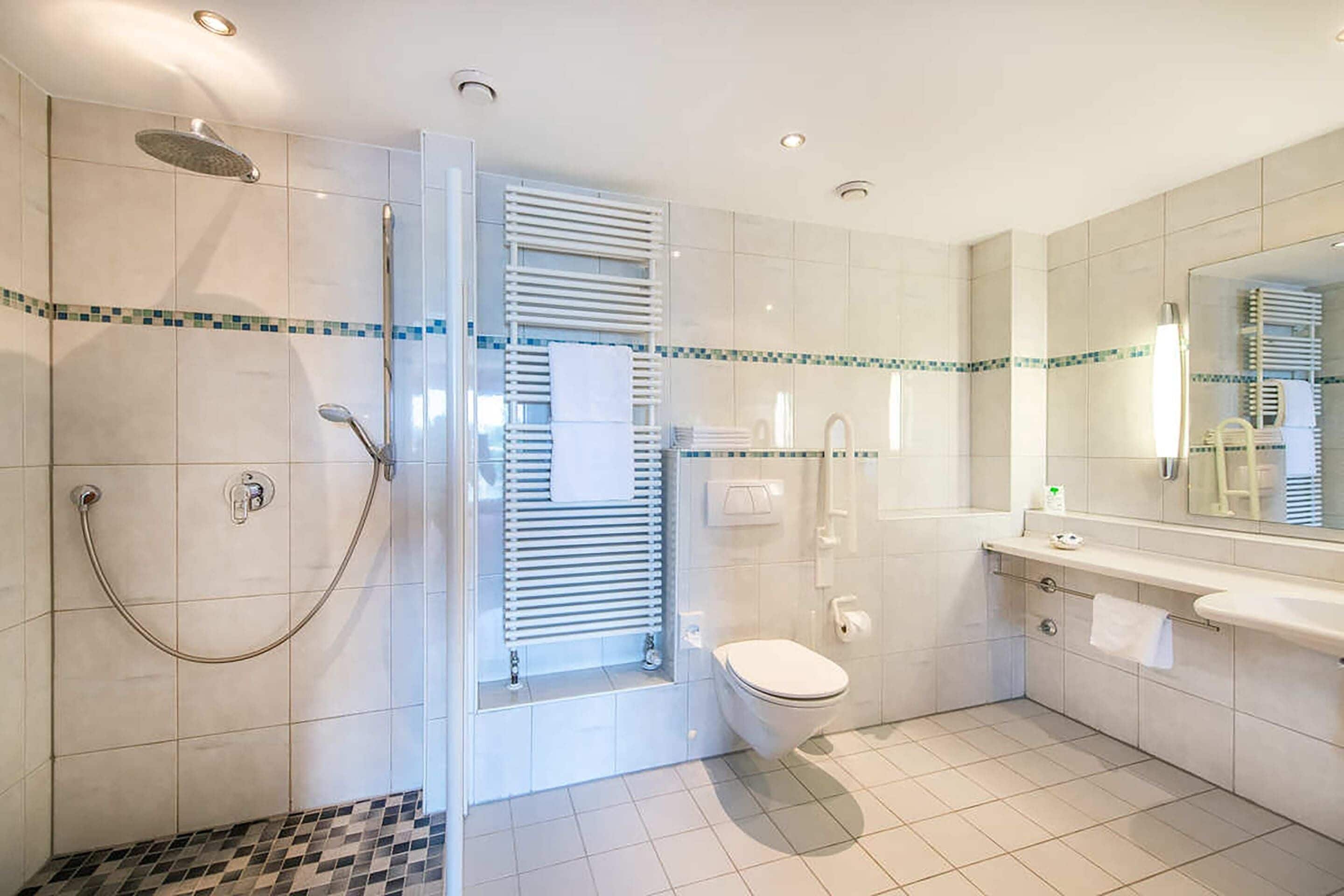 Un baño moderno con ducha, inodoro y lavabo.