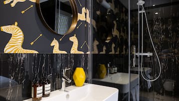 Suite Executive | Bagno | Set di cortesia gratuito, asciugacapelli, accappatoio, bidet