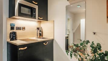 Studio (Lower Ground Floor) | Private kitchen | Fridge, microwave, electric kettle