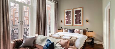 Deluxe King Studio | 1 bedroom, iron/ironing board, free WiFi, bed sheets