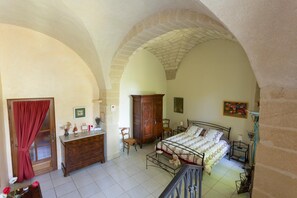 Individually decorated, individually furnished, desk, blackout curtains - Mas du Crès (Galargues)